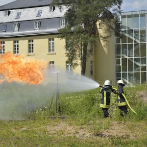 Präzision und Geschick war von den Feuerwehrleuten besonders beim Kontrollieren der Gasflamme gefragt.