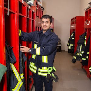 Achmed Salem, damals 18 Jahre alt, engagiert sich bei der Freiwilligen Feuerwehr in Morsbach. Auch heute ist er dort aktiv, nimmt an Fortbildungen teil, hat seinen Atemschutzlehrgang absolviert und inzwischen auch an Einsätzen teilgenommen.