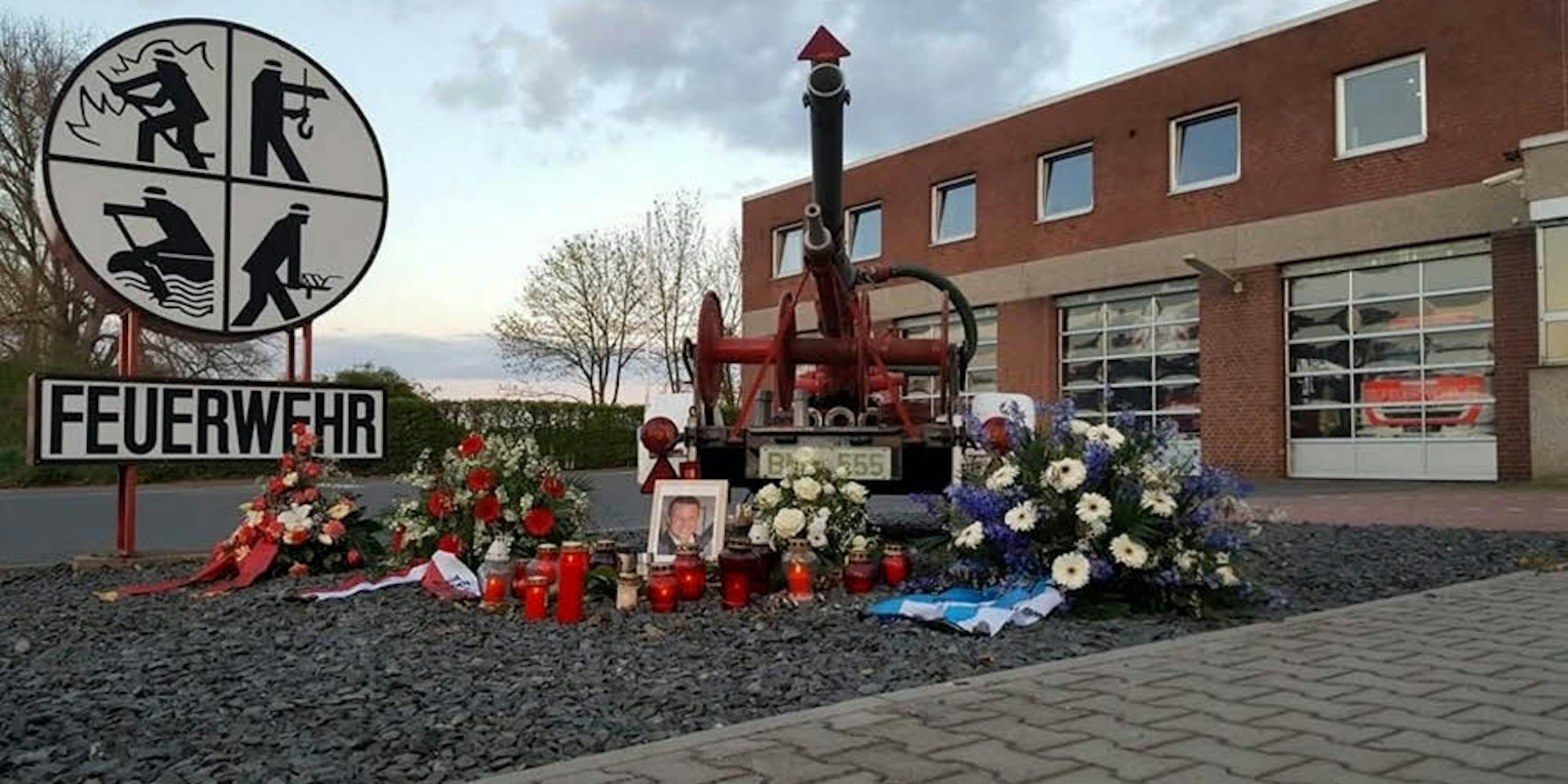 In Gedenken an ihren Kameraden Sven hatten Feuerwehrleute vor der Wache Kerzen und Blumen abgelegt.