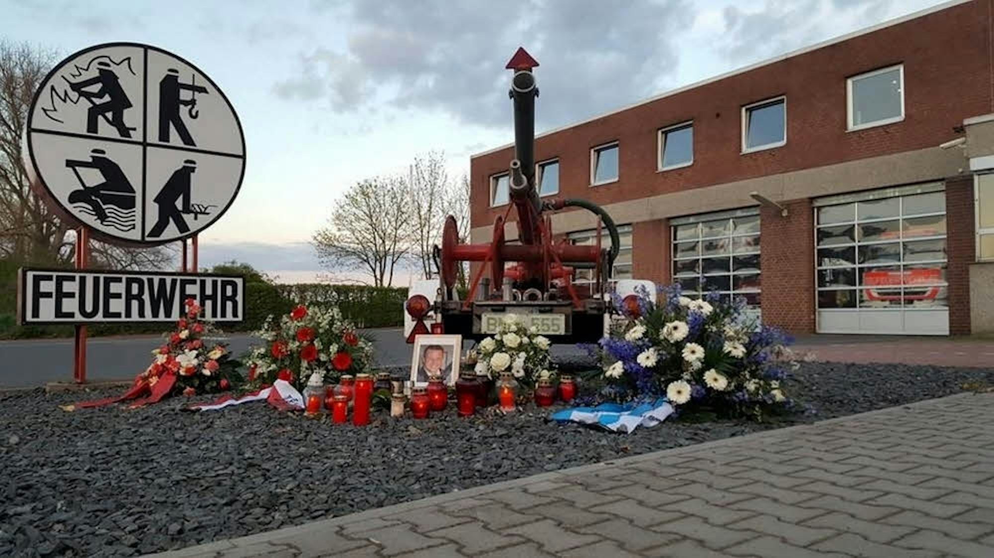 In Gedenken an ihren Kameraden Sven hatten Feuerwehrleute vor der Wache Kerzen und Blumen abgelegt.