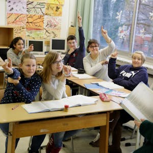 Szene in der Klasse 9 der Förder-Verbundschule Mitte-Nord in Refrath mit der Klassenlehrerin Sandra Ebbingbausen