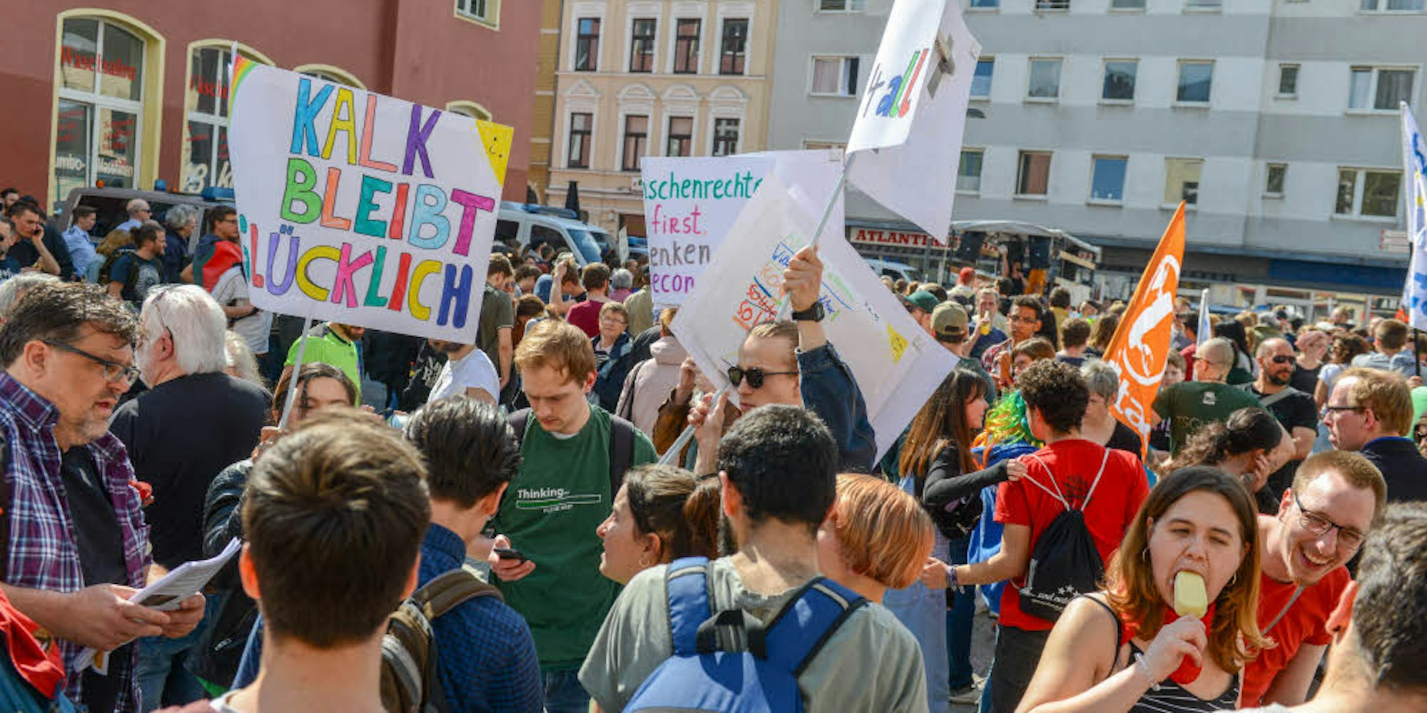 „Kalk bleibt glücklich“: Demo vor dem Bürgerhaus