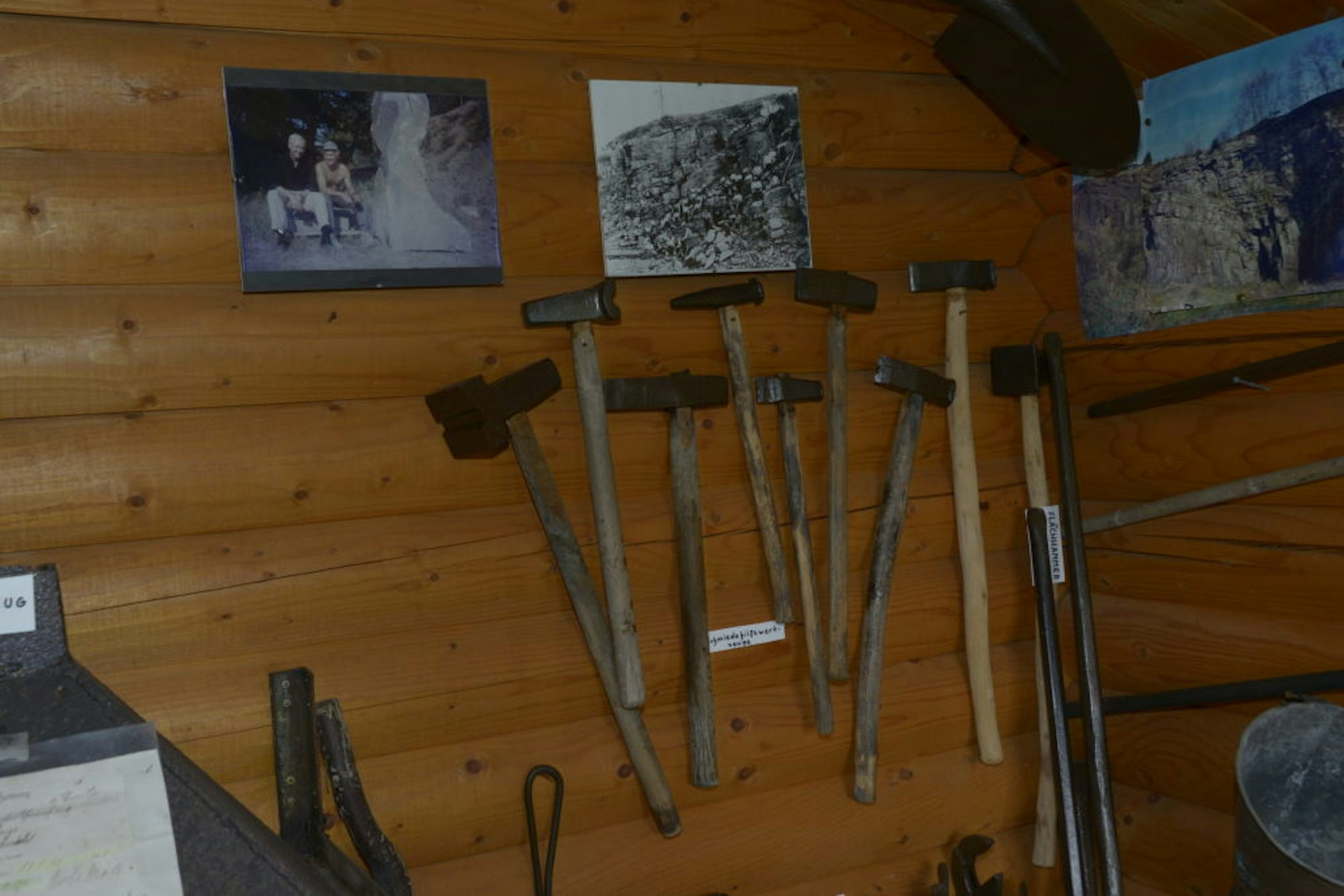 Im Museum befindet sich altes Steinhauerwerkzeug.