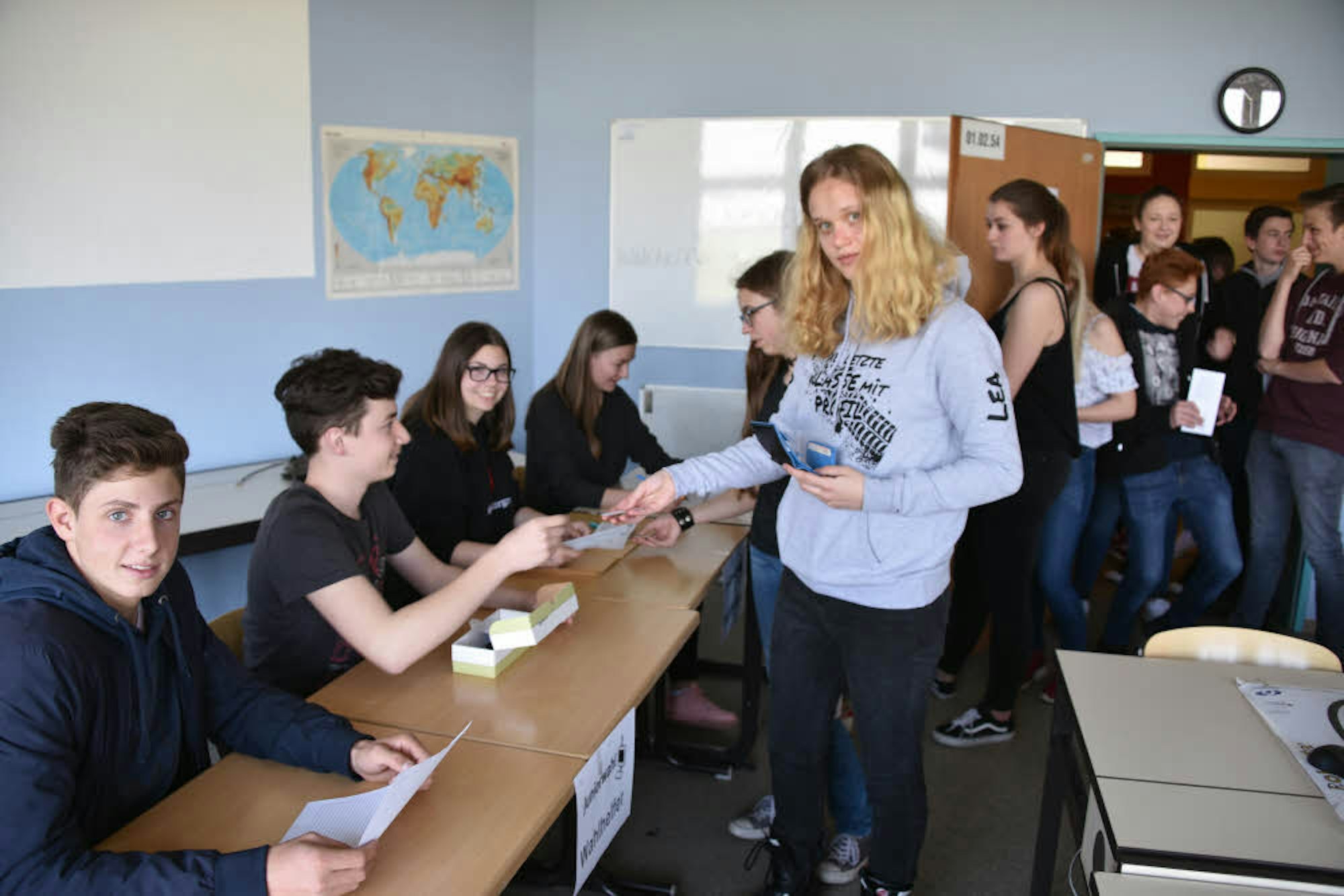 Schüler des Homburgischen Gymnasiums mussten zuerst ihren Personalausweis vorzeigen. ()