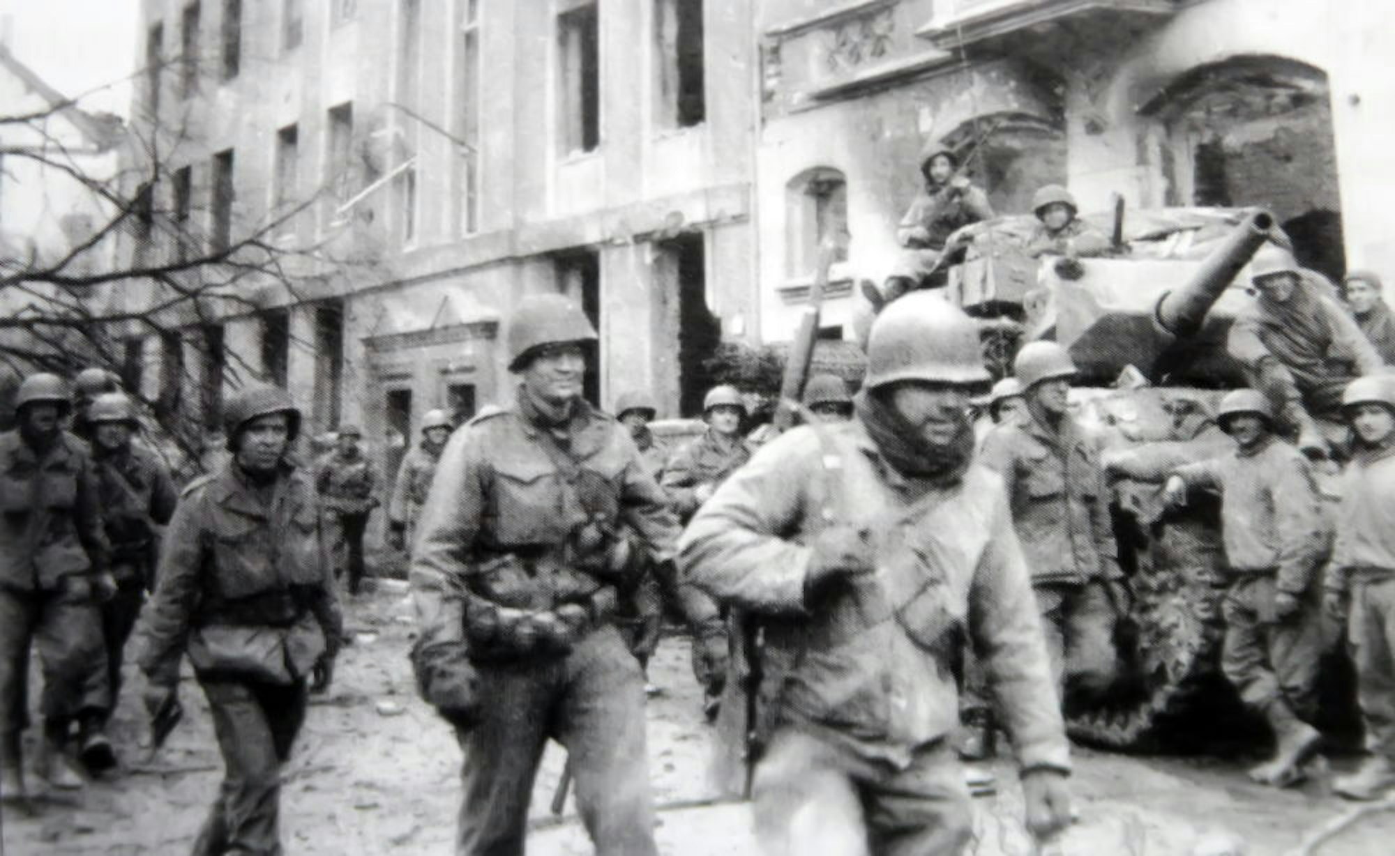 Bereits gut zwei Monate vor dem offiziellen Ende des Zweiten Weltkriegs am 8. Mai 1945 nahmen die Truppen der US-Armee auf ihrem Vormarsch nach Köln das Gebiet um Bergheim und Kerpen ein.