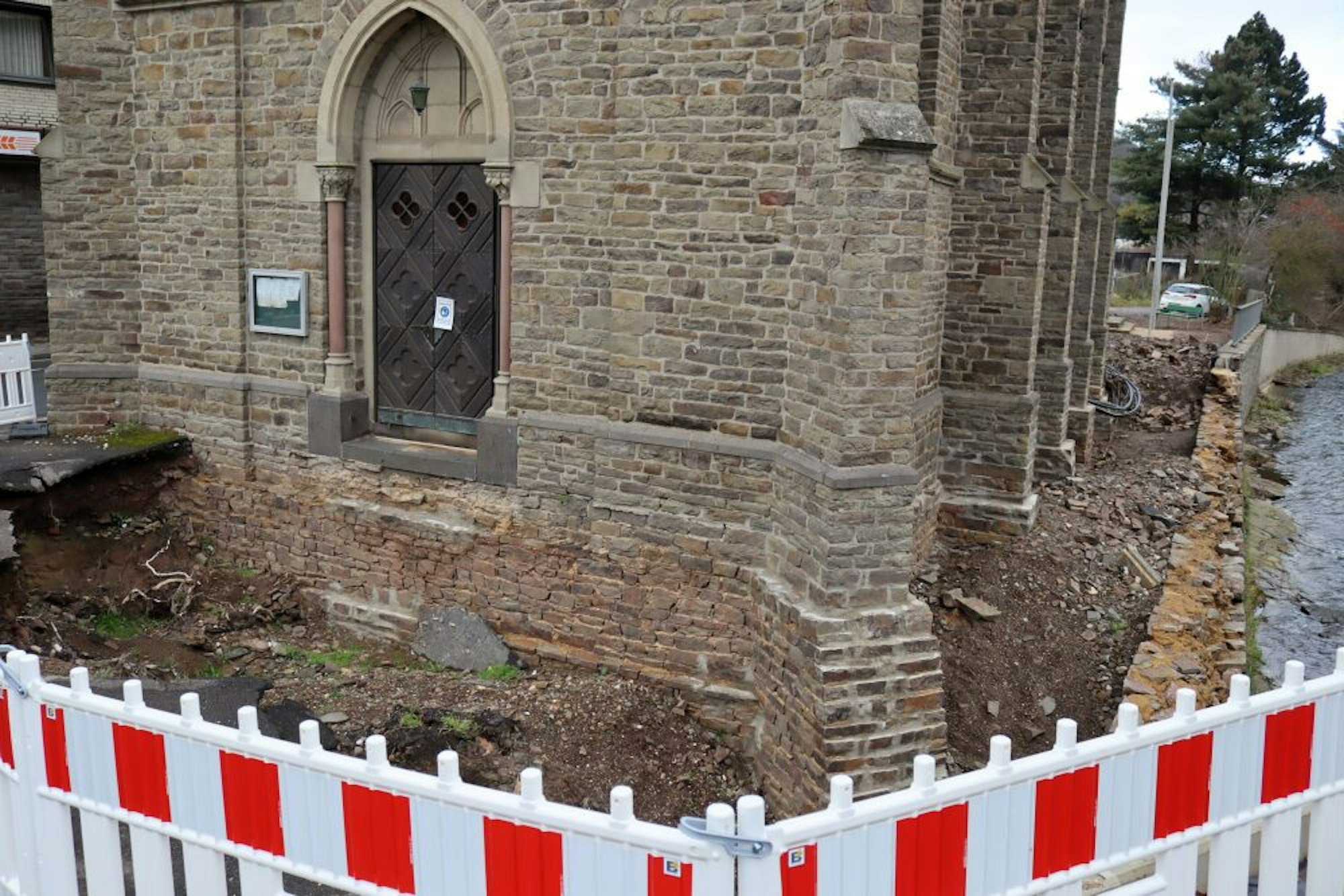 Der Boden vor dem Eingang der Kirche wurde regelrecht weggespült - samt Begrenzungsmauer zur Erft hin.