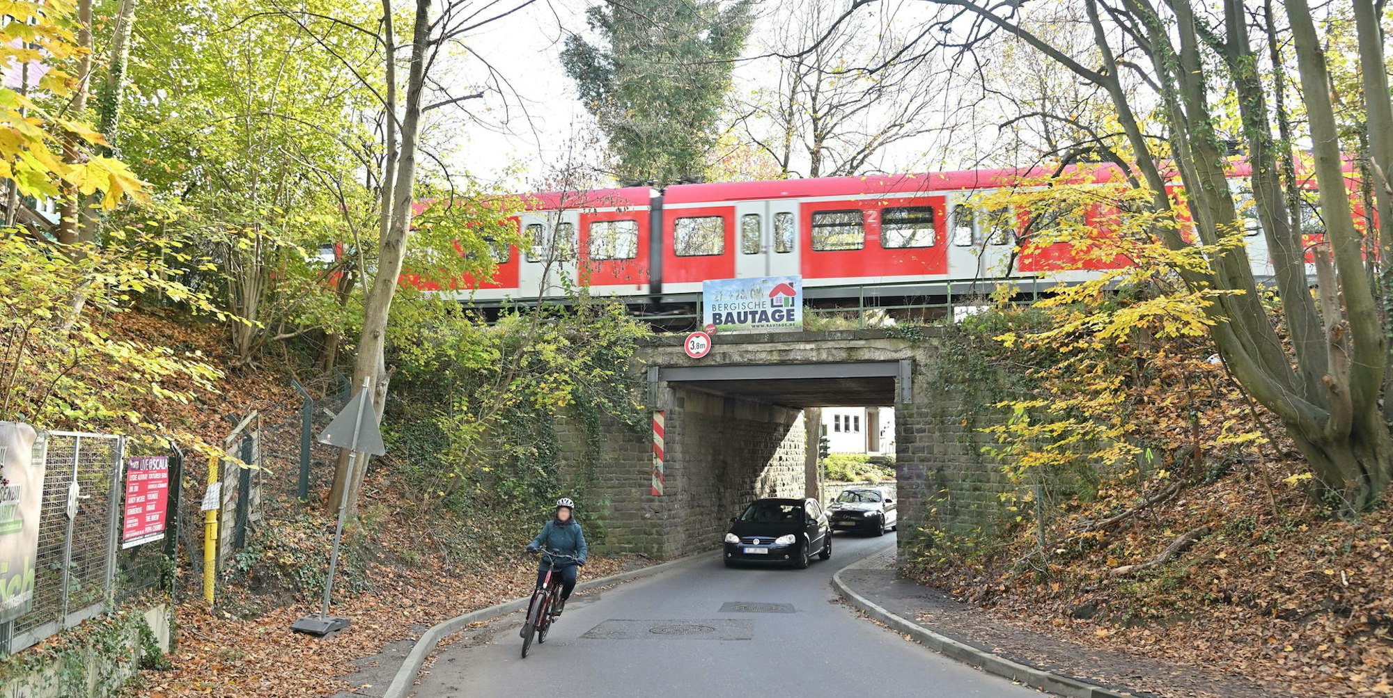 Oben S-Bahn, unten Straße: Mit dem Bau des zweiten Gleises könnte hier eine neue Entlastungsstraße zur Kalkstraße/Stadtmitte beginnen.