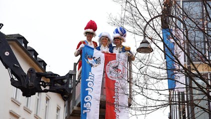 Die Kölner Funken zeigen ihre Flaggen.