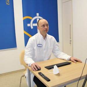 Christian Hoeckle, Chefarzt der Orthopädie, im Video-Termin