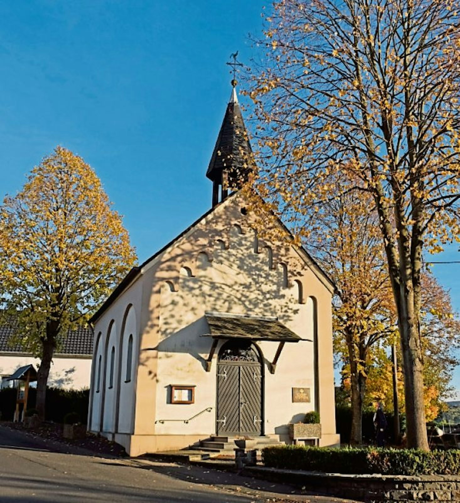 Die Kapelle in Quirrenbach steht am Rande der Fünf-Bäche-Wanderung durch das Siebengebirge bei Königswinter. Dort begeistert die tolle Landschaft die Wanderer.