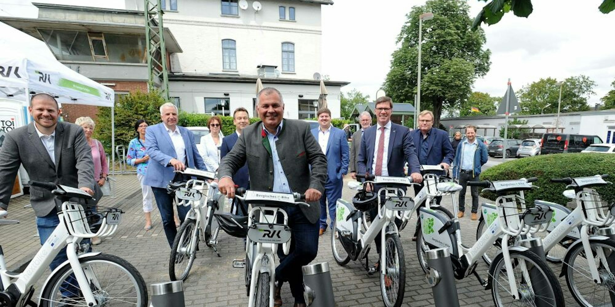 Freudenfest für die Radstation am Leichlinger Bahnhof: Bürgermeister Frank Steffes (Mitte) mit Kollegen und Gästen vor der Testfahrt.