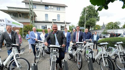 Freudenfest für die Radstation am Leichlinger Bahnhof: Bürgermeister Frank Steffes (Mitte) mit Kollegen und Gästen vor der Testfahrt.