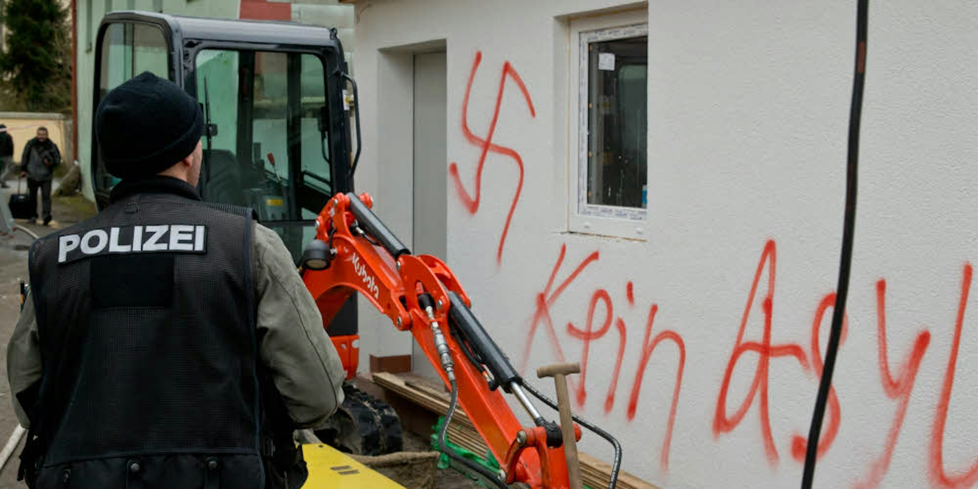Schmierereien von Neonazis an Flüchtlingsunterkünften wie hier in Bayern geschehen auch in NRW zu Hunderten.