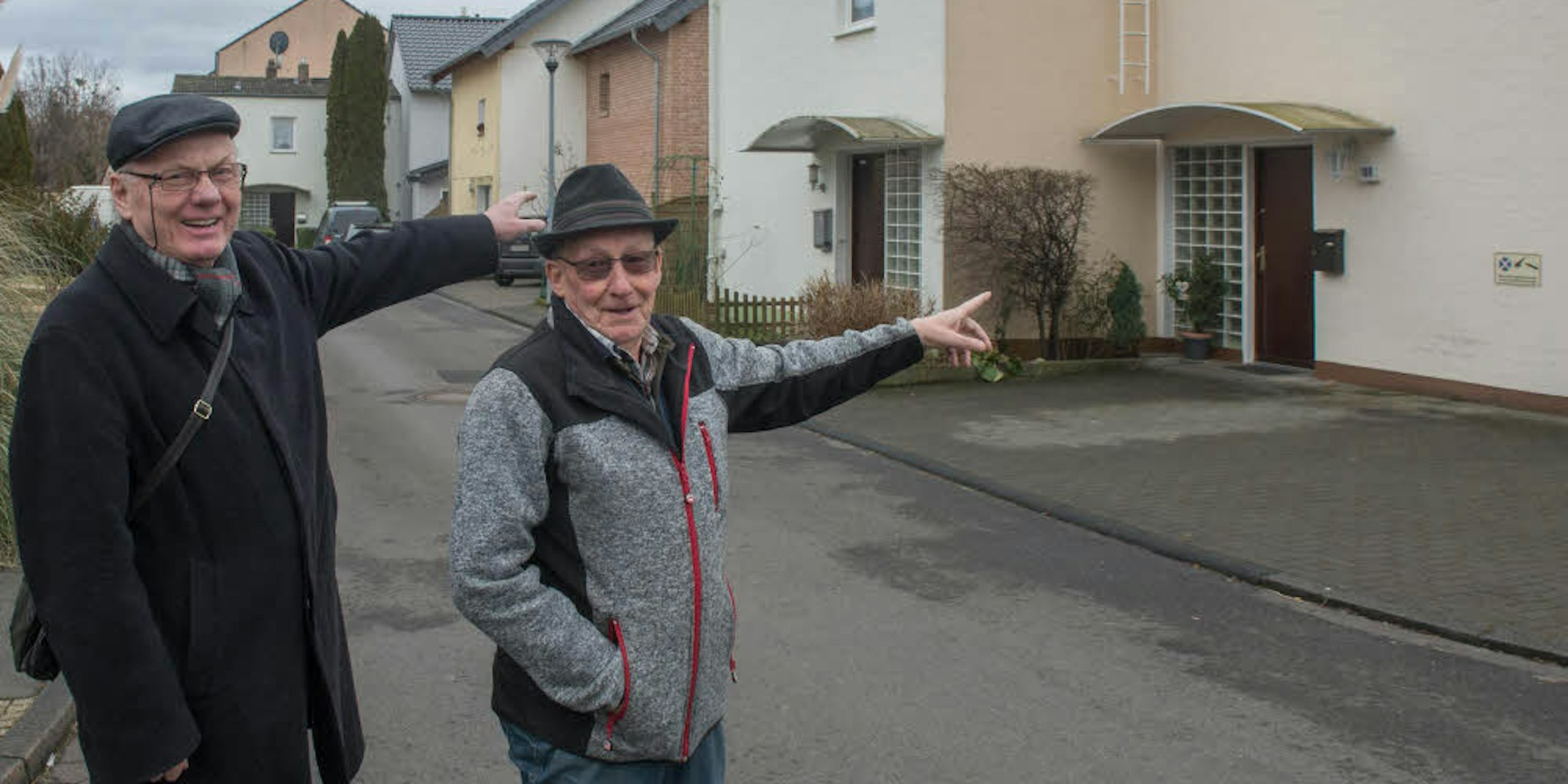 „Da war es“: Bruno Grobelny und Karl Ryfisch vor einigen Häusern im Bereich des ehemaligen Europadorfes in Euskirchen.