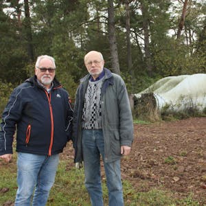 Die Ortsvorsteher Hans Reiff (rechts) und Robert Ohlerth sind mit dem Windpark Ravelsberg alles andere als glücklich. Drei alte Rotoren liegen noch ungenutzt in der Landschaft herum und ein drittes, großes Windrad soll demnächst aufgestellt werden.