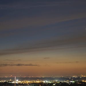 Vom Kirchheimer Ortsrand aus fotografierte Jochen Schnichels den 125 Millionen Kilometer entfernten Kometen Neowise am Nachthimmel über Euskirchen.
