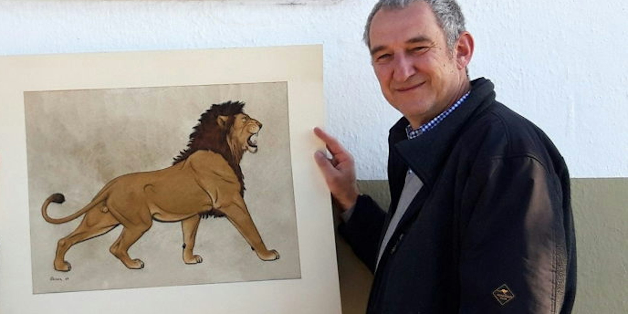 Johannes Albanus mit dem von Werner Peiner gemalten Bild eines Löwen. Das Geld, das bei der Versteigerung erzielt wurde, spendet er der Leichlinger Tafel.