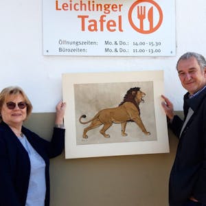 Johannes Albanus mit dem von Werner Peiner gemalten Bild eines Löwen. Das Geld, das bei der Versteigerung erzielt wurde, spendet er der Leichlinger Tafel.