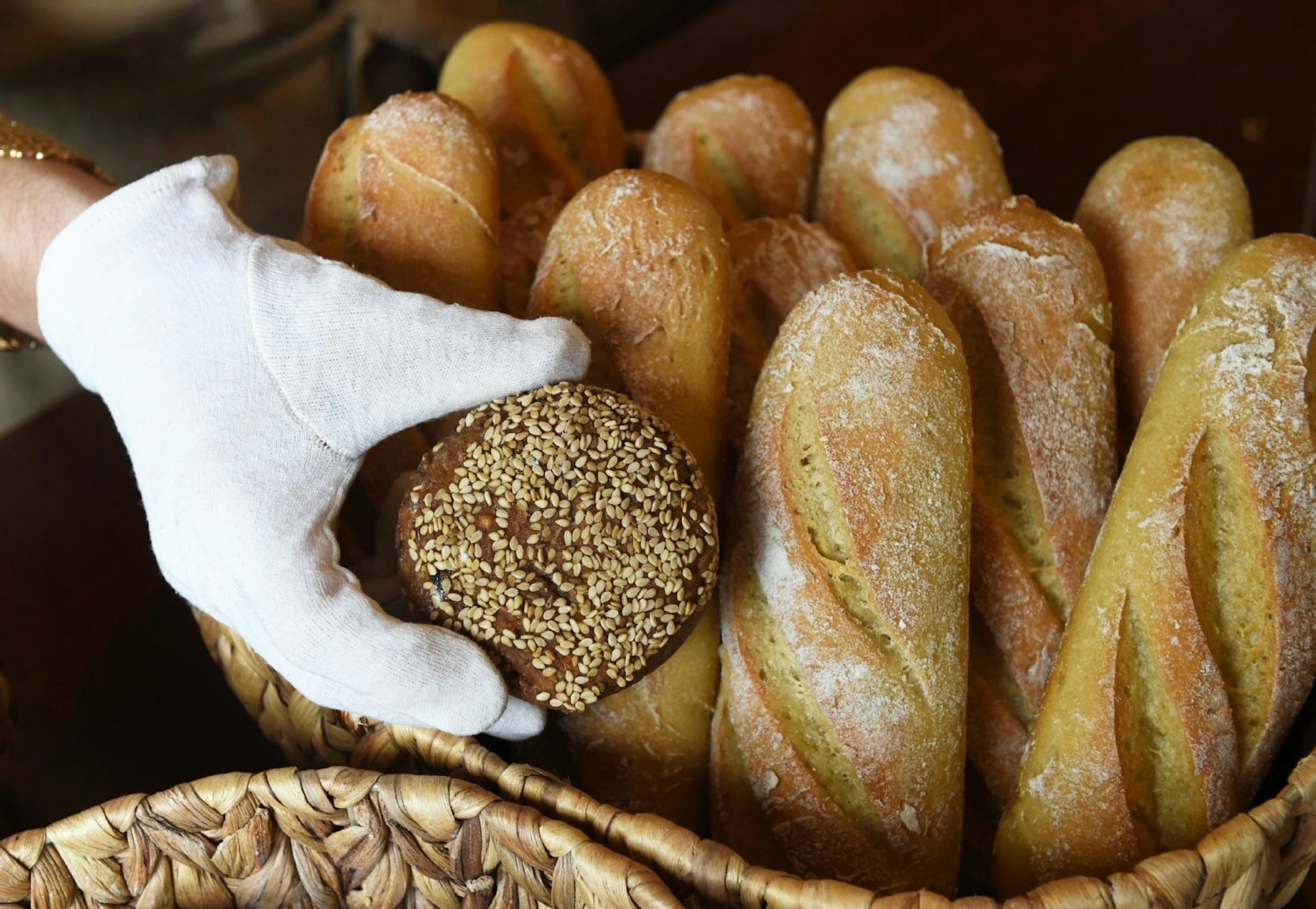 Vom Bäcker frisch gebackenes Brot verschwindet durch Backshops und Discounter zunehmend aus den Städten.