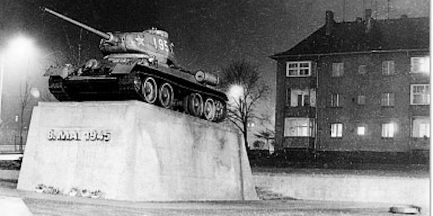Nach der Tat fotografierte die Staatssicherheit den Panzer der Roten Armee in der früheren Karl-Marx-Stadt. Rechts im Bild ist der abgesprengte Reifen zu sehen.