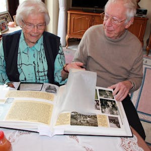 Emmi Hassel (l.) blättert zusammen mit Klemens Krumm in einer umfangreichen Dokumentation über den Zweiten Weltkrieg, die der Heimatforscher sorgfältig zusammengestellt hat.