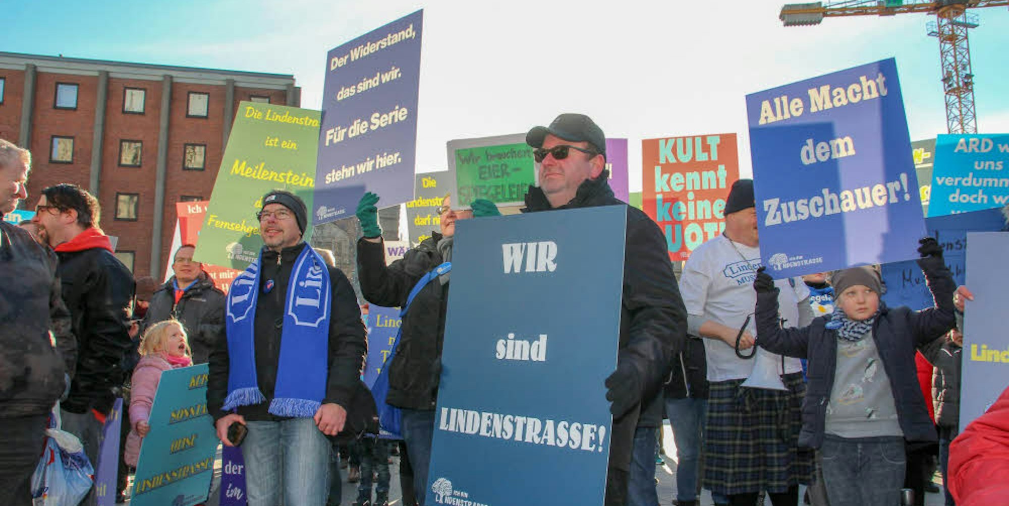 Fans der Lindenstraße demonstrierten vor einigen Wochen auf dem Roncalliplatz gegen die Absetzung.