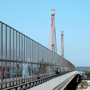 Der Stahlstreit um die Rheinbrücke in Leverkusen könnte den Neubau deutlich verteuern und verzögern.