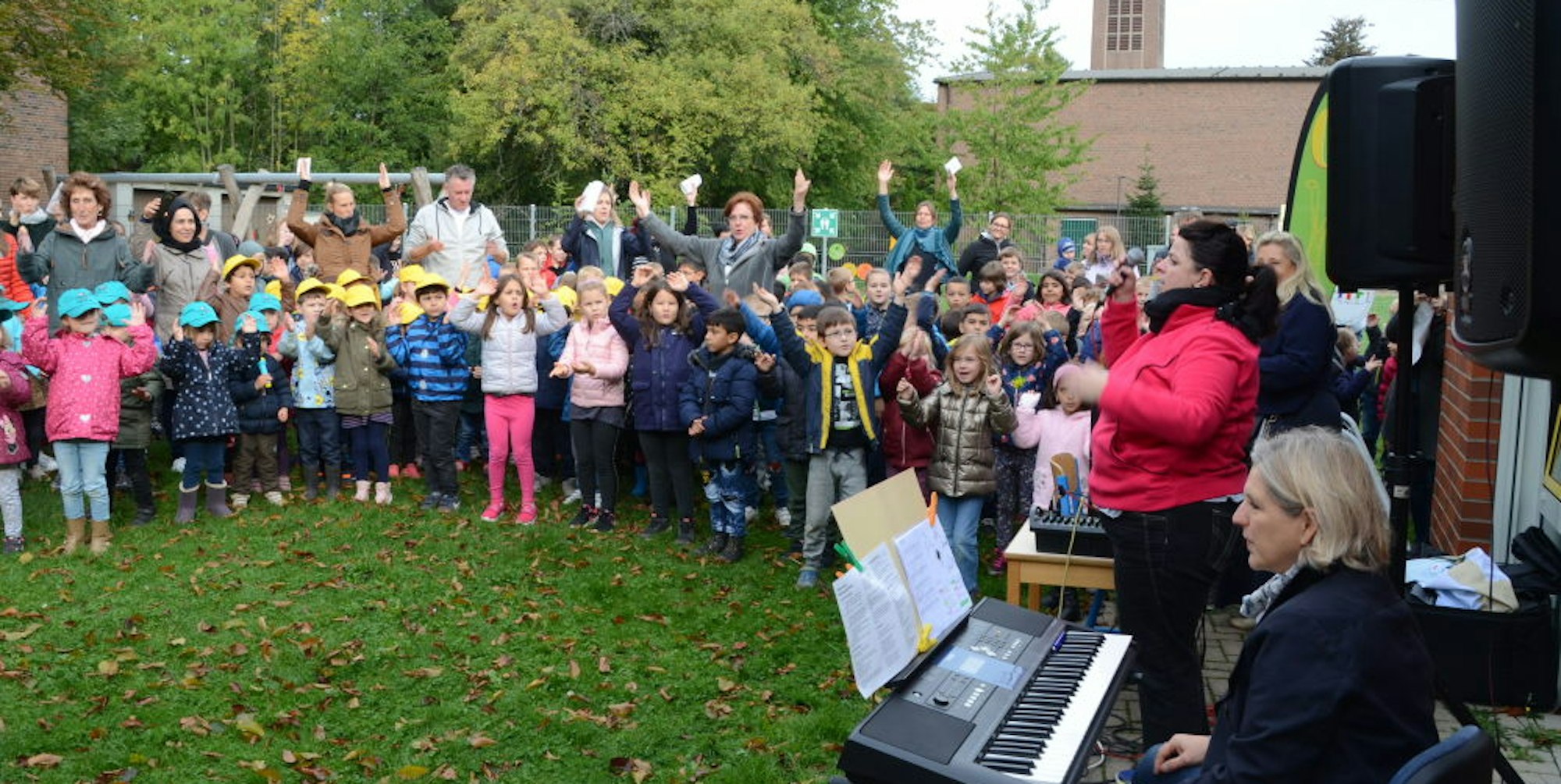 „Hütte singt“ hieß es im Garten der katholischen Kindertagesstätte Herz Jesu, Karina Weber dirigierte den vielstimmigen Chor; am Keyboard begleitete Monika Winterson.