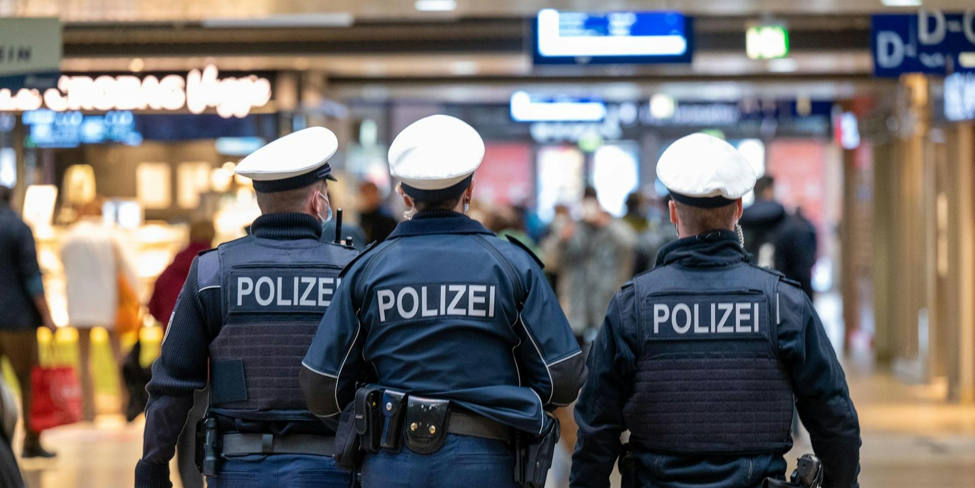 3 Polizisten Hauptbahnhof