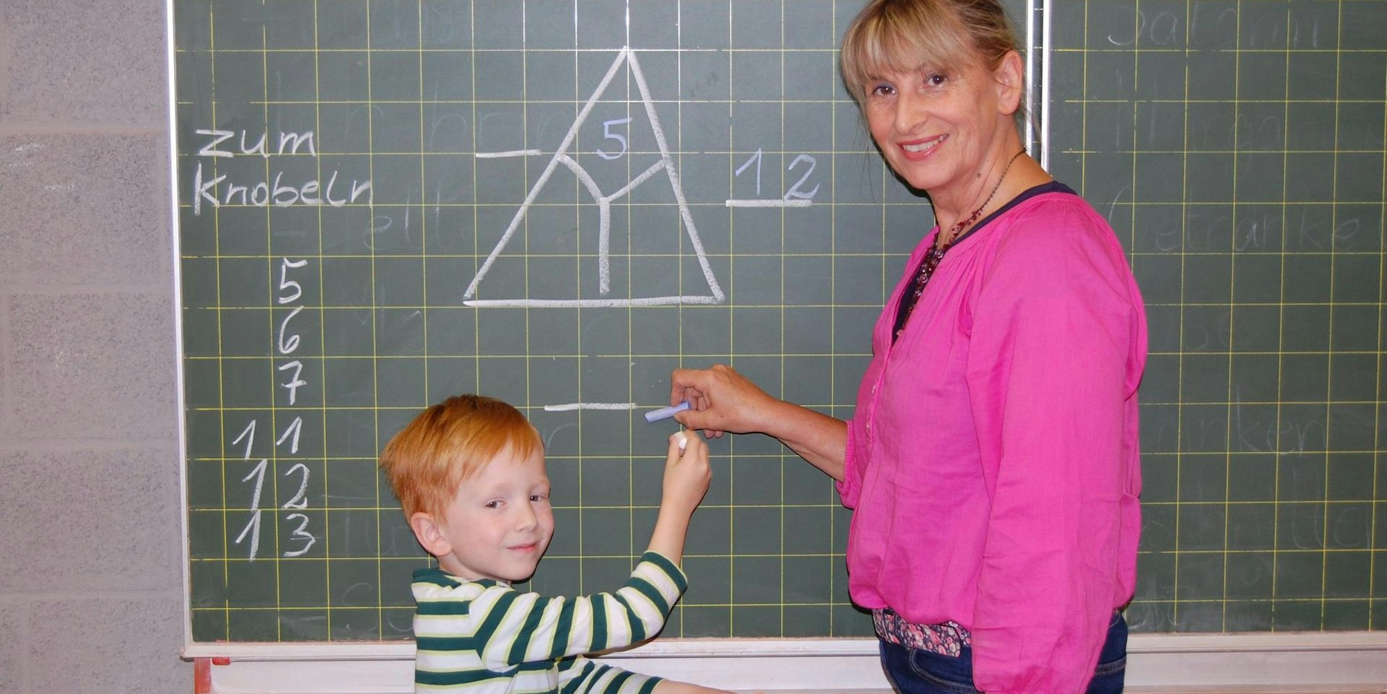 Mathematik ist eins von Bennetts Lieblingsfächern an der Grundschule An der Strunde. Lehrerin Adelheid Kuschel-Kinting unterstützt ihn.
