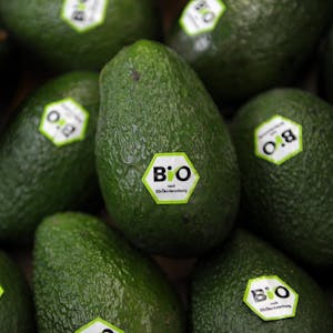 Haufen Bio-Avocado