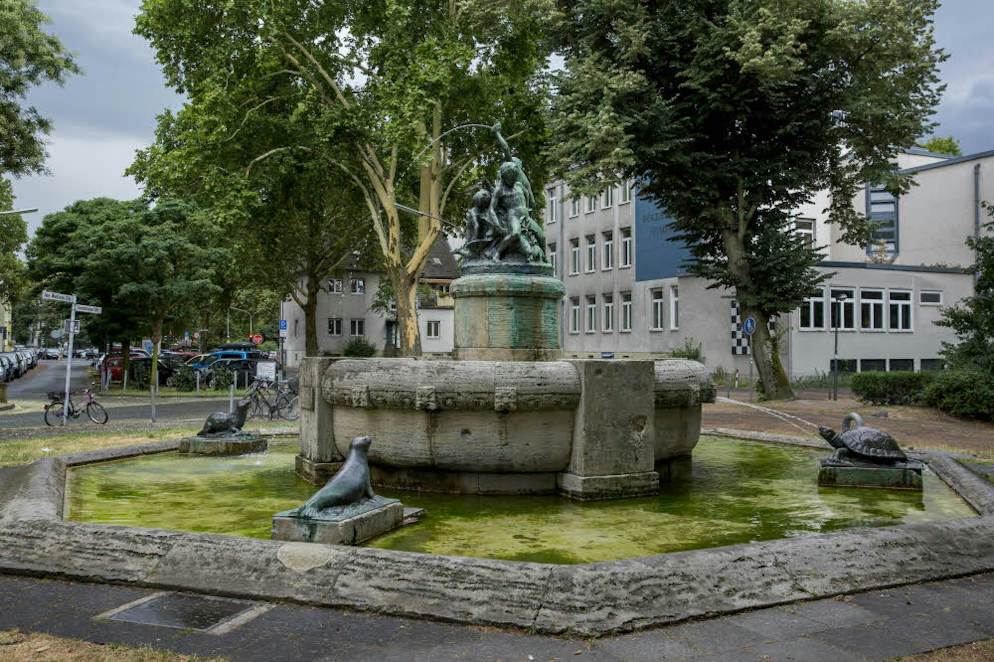 Der Märchenbrunnen ist von Tieren wie Seehund und Schildkröte umgeben.