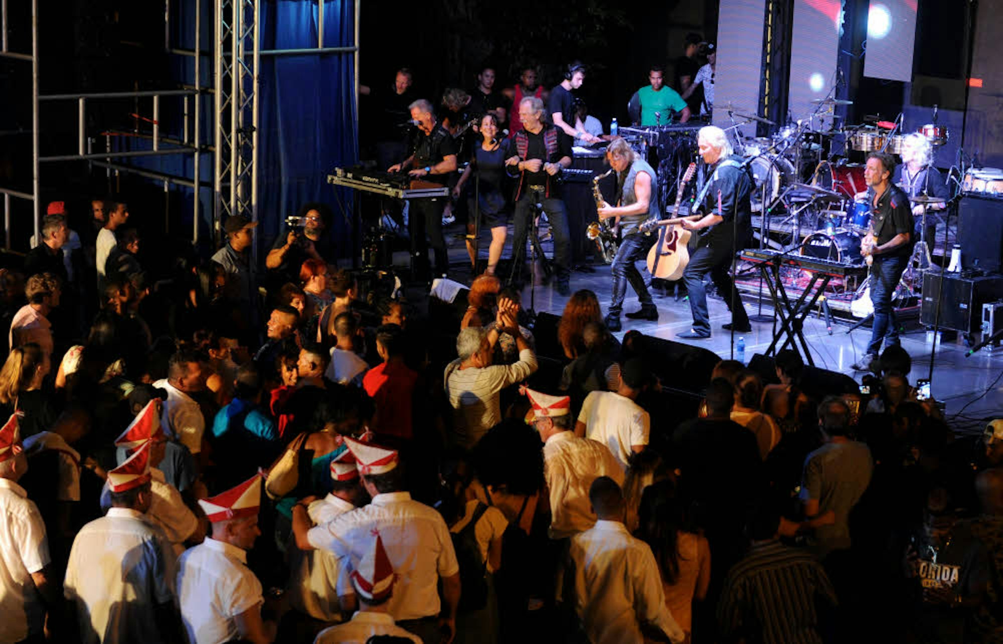 Die Höhner – in Kuba als „Los Pollos“ angekündigt begeistern Funken und Kubaner beim Open-Air-Auftritt.