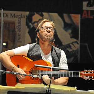 Hingabe: Al Di Meola prägt das Spiel mit der Akustikgitarre seit über 40 Jahren und sorgt für ausverkaufte Säle.