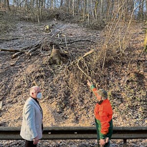 Den Schaden begutachteten Bürgermeister Rainer Viehof (links) und der Waldbesitzer Peter Könsgen.