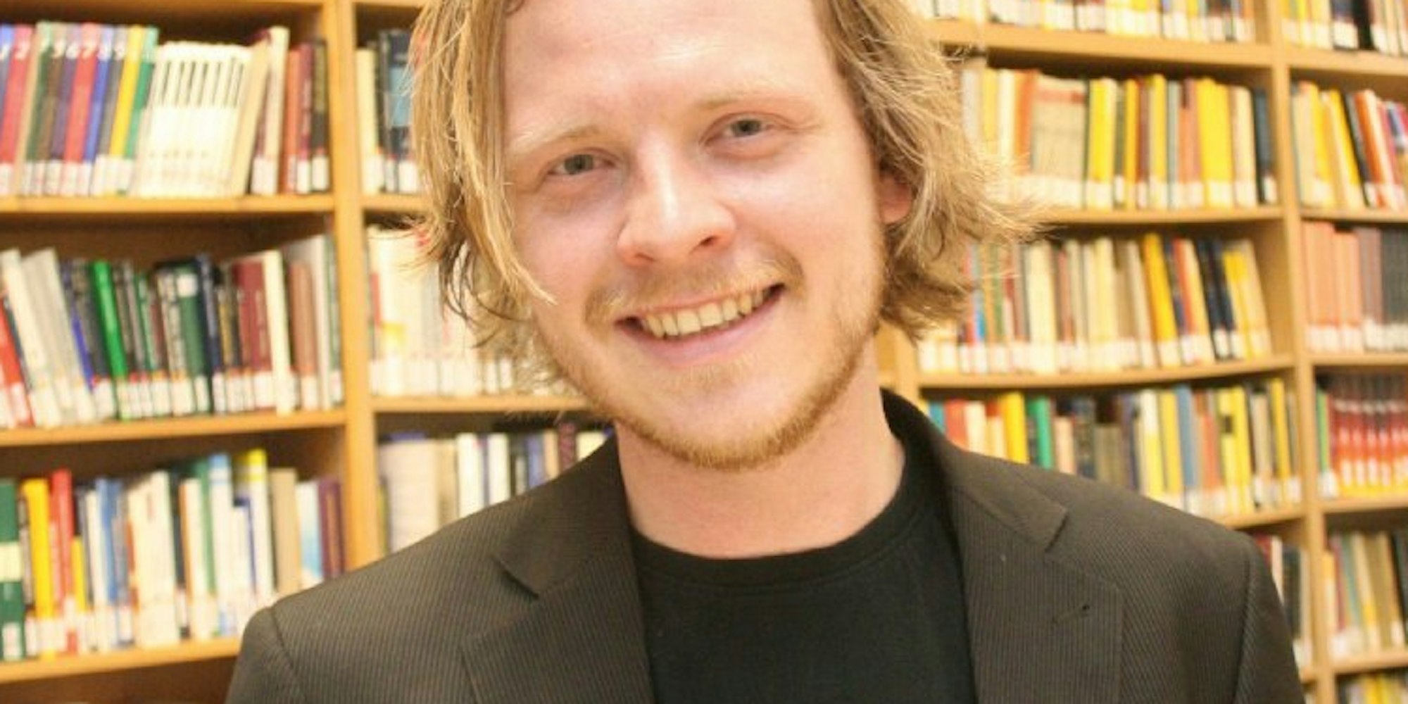 Markus Gabriel (30) in der Bibliothek in der Lennéstraße.