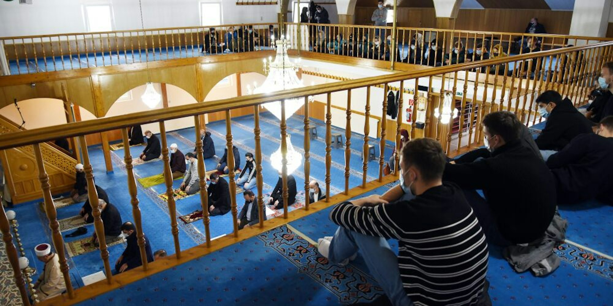 Auf der Empore der Moschee sitzend verfolgten die jungen „Herzwerk“-Teilnehmer das innige Gebet der Männer.