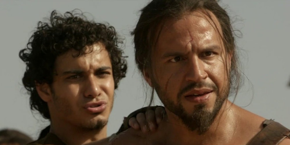 Dar Salim (r.) als Blutreiter Qotho in „Game of Thrones“ mit Elyes Gabel alias Rakharo.