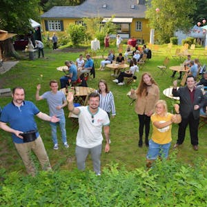Sieben Poetry Slammer (mit Rosen) traten zum Wettbewerb im Garten der Gnadenkirche in Bergisch Gladbach an. Julius Esser (r.) aus Brühl ist zum Saisonsieger gekürt worden und nimmt an der Landesmeisterschaft teil.
