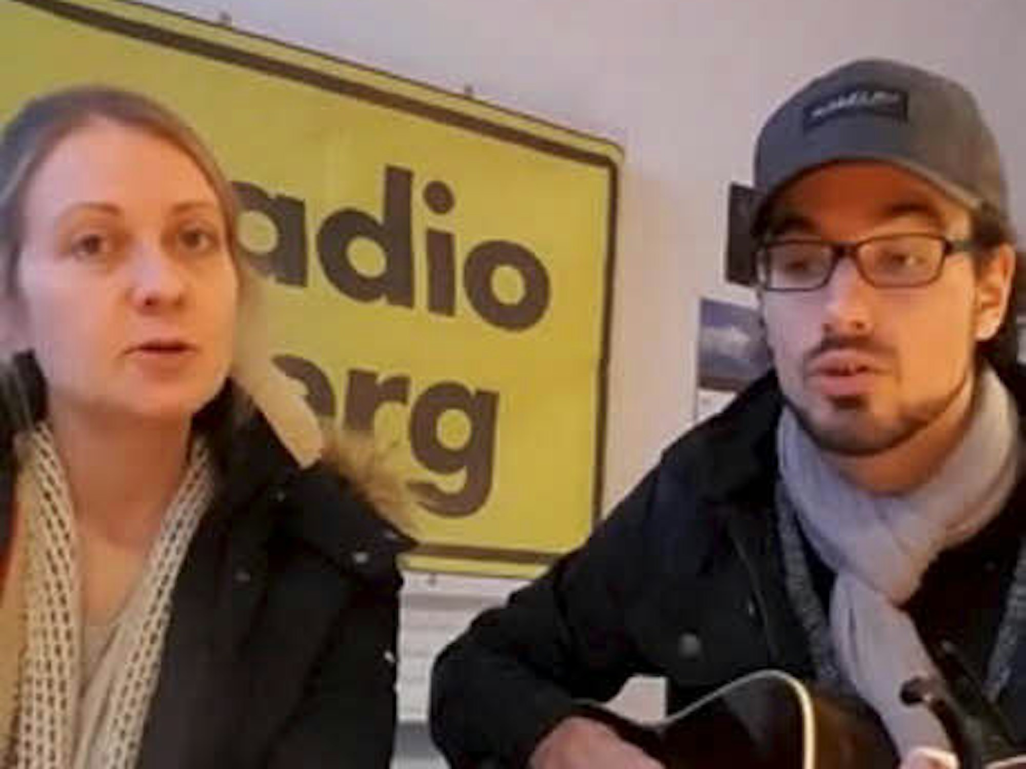 Stromlose Songs: In ihrer Not bedienten sich die Radio-Moderatoren Michi Arlt und Sebastian Poullie des Kanals Facebook, um aus dem Studio ihre Hörer mit selbst eingesungenen Liedern zu erreichen.