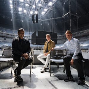 In den eigenen drei Wänden: Arena-Chef Stefan Löcher (r.), Tom Thomas (l.) und Thomas Fasshauer.
