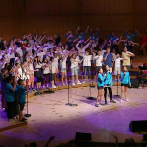 Einige Schulchöre und Solisten auf der Bühne der Philharmonie sangen mit 2000 Jungen und Mädchen im Publikum.