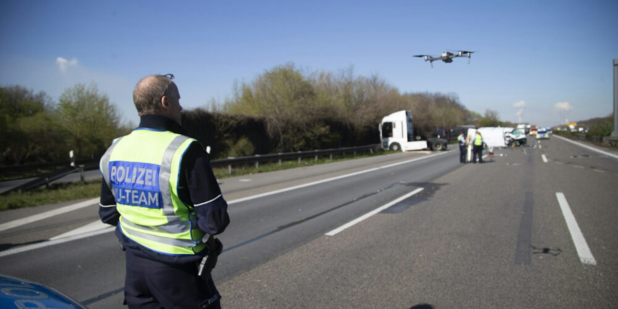 Bewährte Technik: Die Polizei hat die Drohnen bei Einsätzen wie nach diesem Unfall auf der A4 im vergangenen Jahr getestet. Nun kommen sie dauerhaft. 