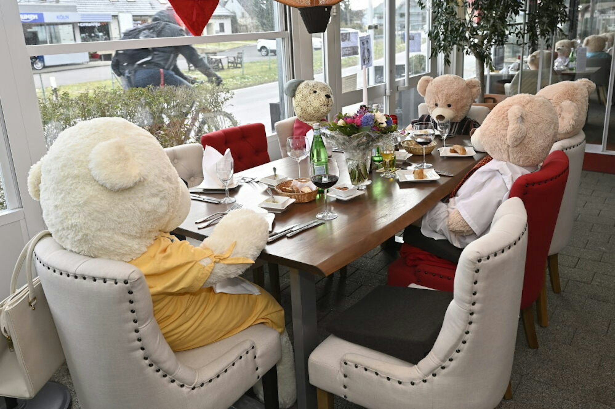 An der Fensterfront des Lehmbacher Hofs zieht eine tafelnde Teddybärenfamilie die Blicke auf sich.