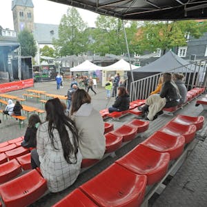 Eine überschaubare Anzahl von Zuschauern fand sich am Wochenende bei herbstlichen Temperaturen zum Fest auf dem Burscheider Marktplatz ein.
