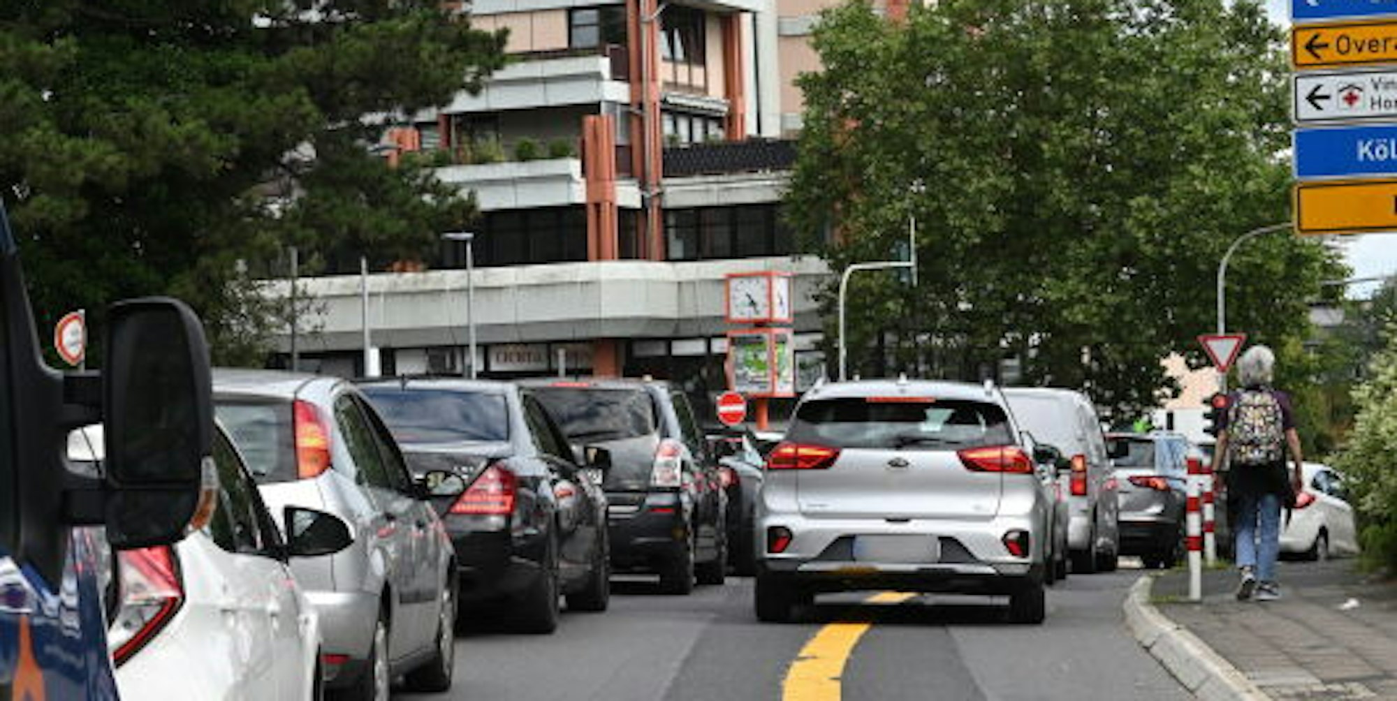 Einige Autofahrer (rechts) ignorieren den gelben Radstreifen auf der Buddestraße.