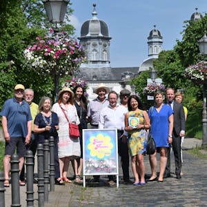 Die Bensberger Initiatoren und Sponsoren freuen sich an der Blütenpracht entlang der Auffahrt zum Bensberger Schloss.