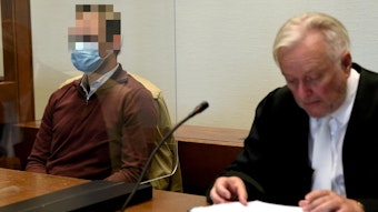 Das Bild zeigt den beschuldigten AfD-Funktionär mit seinem Verteidiger bei einem früheren Prozess in Köln.