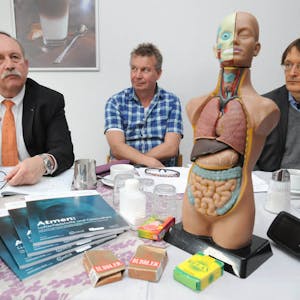 Lungenarzt Norbert Mülleneise (links) und Kinderarzt Christian Döring  betonten, wie gefährlich Feinstaub und Stickoxide sind.