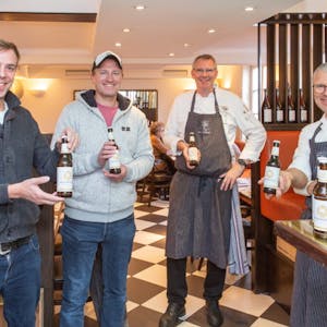 Dukebergh’s, das Craft-Bier aus dem Bergischen Land, haben Björn Thoms und Sebastian Kaiser gebraut. Alejandro Wilbrand und Christopher Wilbrand vom Hotel Restaurant zur Post in Odenthal freuen sich über eine Lieferung (v. l.).